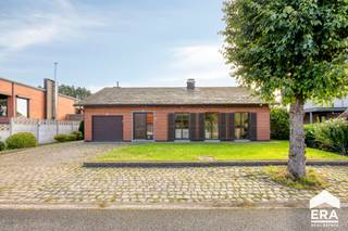 <p>Instapklare en gelijkvloerse woning te koop in Lommel! </p>
<p><strong>Lutlommel: Charmante woning met 1 slaapkamer (optie tot 2) op 547m² en zeer gunstige ligging.</strong></p>
<p> </p>
<p>Deze verzorgde en instapklare woning is gelegen op een mooi perceel van 5,47 are (547 m²) en biedt alle comfort van praktisch en toekomstgericht wonen. De woning is volledig gelijkvloers ingericht, waardoor alle ruimtes zich op één niveau bevinden. Dit maakt de woning bijzonder geschikt voor jonge starters, koppels en wie op zoek is naar een comfortabele woning voor de lange termijn. De woning beschikt over een conforme elektrische installatie en behaalt een EPC-label C. Daardoor geldt er geen renovatieverplichting. Met andere woorden, u kunt meteen beginnen genieten van uw nieuwe woonst.</p>
<p>Ook de ligging vormt een belangrijke troef. De woning bevindt zich nabij winkels, scholen en diverse dagelijkse voorzieningen. Dankzij de goede verbinding met de belangrijkste invalswegen zijn zowel Eindhoven als Hasselt vlot bereikbaar.</p>
<p> </p>
<p><strong><u>Troeven:</u></strong></p>
<ul><li>Volledig gelijkvloers ingericht (levensloopbestendig)</li><li>Conforme elektrische installatie</li><li>EPC-label C (=geen renovatieverplichting!)</li><li>Centrale ligging nabij alle dagelijkse voorzieningen</li><li>Veranda aanwezig</li><li>Inpandige garage</li><li>Polyvalente kamer (momenteel bureau) die als 2e slaapkamer kan ingericht worden</li></ul>
<p>Indeling: zie plannen in bijlage.</p>