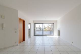 <p>Bezoek mogelijk na aanmaak huurdersprofiel via: https://onid.mijnhuurprofiel.be/property/e40172bf-389d-4c5a-b496-82b5c53b1b74</p><p><br /></p><p>In een kleinschalige residentie bevindt zich dit ruim en instapklaar appartement, dat recent volledig werd herschilderd. Dankzij de grote raampartijen geniet het appartement van een aangename lichtinval en een open, ruimtelijk gevoel.</p><p>De royale leefruimte vormt het hart van het appartement en biedt rechtstreeks toegang tot het terras. Aansluitend bevindt zich de verzorgde keuken, die over alle nodige comfort beschikt. De badkamer werd vernieuwd en afgewerkt in een hedendaagse stijl.</p><p>Verder omvat het appartement twee volwaardige slaapkamers, waarvan één slaapkamer eveneens uitgeeft op het terras. Daarnaast zijn er een aparte berging en een afzonderlijk toilet aanwezig.</p><p>Bij het appartement horen bovendien een private garagebox en een buitenstaanplaats.</p><p>Met slechts <strong>€15 per maand</strong> aan gemeenschappelijke kosten en de ligging in een rustige, kleinschalige residentie vormt dit appartement een aantrekkelijke woonst voor wie op zoek is naar ruimte, comfort en praktisch gemak.</p><ul><li>2 terrassen</li><li>garagebox en staanplaats</li><li>vernieuwde keuken en badkamer.</li></ul>