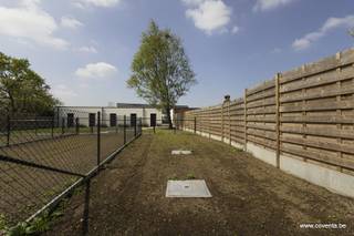 Nouvelle construction à Deerlijk avec garage - parking et jardin.<br /><br />Ces 4 maisons neuves à Deerlijk comprennent : hall d'entrée, séjour avec cuisine équipée et vue sur le jardin/terrasse.<br /><br />A l'étage : hall de nuit avec toilette séparée, débarras, salle de bain (baignoire et douche) et 3 chambres.<br /><br />Escalier fixe pour le grenier. Possibilité de chambres supplémentaires.<br /><br />Jardin avec terrasse , chaque jardin est clôturé.<br /><br />Avantages.<br /><br />+ Pompe à chaleur géothermique (clime et chauffage) ;<br />+ Niveau E 20, possibilité de niveau E 10 (sous réserve d'approbation) ;<br />+ Garage/place de parking ;<br />+ Jardin privé et jardin commun inclus ;<br />+ Situé proche du centre et facilement accès à l'autoroute.<br /><br />25% vendu