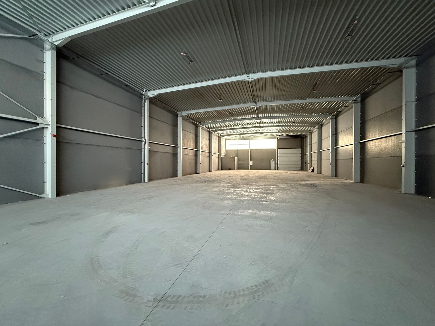 Bedrijfsgebouw met magazijn en kantoor vlakbij E17 - photo 3