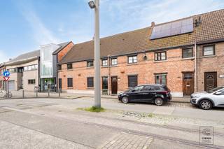 Opbrengsteigendom bestaande uit twee appartementen en twee studio's op een perceel van 568 m2 gelegen en op een uitstekende locatie te...