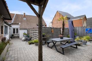 <p><span>Charmante woning met grote buitenruimte en loods!</span></p><p><span>Deze woning is gelegen nabij het dorpscentrum in Kalken.</span></p><p><span>Er zijn 2 woningen, waarvan 1 is verhuurd.</span></p><p><span>Woning 165 omvat op het gelijkvloers een inkomhal, een ruime en lichtrijke woonkamer met open keuken, een ingerichte badkamer met douche, wastafel en toilet, een slaapkamer en een grote bergruimte. Op de eerste verdieping is er een grote super gezellige slaapkamer. Verder is er een aparte leefruimte of bureau met aansluiting naar de ingerichte tuin of het terras.</span></p><p><span>Erachter is nog een grote loods die bereikbaar is via een oprijlaan en een grote open buitenruimte.</span></p><p><span>Bent u op zoek naar opslagplaats en voldoende buitenruimte, dan is deze woning zeker interessant voor u!</span></p><p><span>Neem contact op om uw bezoek te plannen.</span></p><p><span>EPC 358 kWh/(m²jaar), uc 3931646 (geen renovatieplicht); EPC 606 kWh/(m²jaar), uc 3931670; renovatieplicht aanwezig.</span></p><p><span>Si in aanvraag; P-score A, G-score A; </span><span>Bestuursmaatregelen in het maatregelenregister: nee.</span></p>