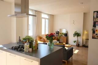 Instapklaar 1-slaapkamerappartement, EPC B<br />Op de tweede verdieping van een kleinschalig gebouw mét lift bevindt zich dit instapklare en bijzonder lichtrijke appartement. Het ligt in de bruisende Seefhoek, ideaal gesitueerd tussen Borgerhout en het centrum van Antwerpen. Je woont hier op wandelafstand van gezellige restaurants, supermarkten en lokale handelaars.<br /><br />Indeling<br />Via de privé inkomhal betreed je het appartement en kom je binnen in de ruime woonkamer met open keuken. Dankzij de grote raampartijen geniet je hier de hele dag door van natuurlijk licht. De open keuken is volledig uitgerust en biedt alle comfort. Er is voldoende ruimte voor een groot salon én een volwaardige eettafel. Aansluitend bevindt zich een praktische bureauruimte. De woonkamer geeft bovendien toegang tot een overdekt terras, ideaal om het hele jaar door van buitenruimte te genieten.<br /><br />De badkamer is modern en functioneel ingericht met douche, toilet en een enkele wastafel met opbergruimte. Daarnaast is er een aansluiting voorzien voor wasmachine en droogkast.<br /><br />Via een trap bereik je de ruime slaapkamer, met daarachter een grote dressing.<br />Dit appartement is perfect voor starters of iedereen die houdt van het stadsleven met comfort en karakter.<br /><br />Bijzonderheden<br />• EPC: B (160 kWh/m²jaar)<br />• Bewoonbare oppervlakte: 98 m²<br />• Automatische zonnewering en airconditioning aanwezig<br />• Gemeenschappelijke kosten: €150/maand (inclusief waterverbruik, blokpolis, onderhoud lift en elektriciteit van de gemeenschappelijke delen)<br /><br />Bezoekmomenten<br />Kijkdagen vinden plaats op zaterdag 25/04/2026 en zaterdag 2/05/2026.<br />Voor meer informatie of een bezoek kan je contact opnemen via handel27@protonmail.com<br />Geen immo.