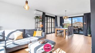 Deze charmante, instapklare bungalow bevindt zich op een royaal perceel van maar liefst 1.839 m². Het is rustig gelegen in een geliefde buurt en heeft een vlotte verbinding naar zowel Hasselt, Genk en de E314. Eveneens zijn winkels, scholen en openbaar vervoer van hieruit makkelijk bereikbaar.<br /><br />Deze gelijkvloerse, comfortabele woning heeft in de afgelopen jaren een stijlvolle renovatie ondergaan. <br /><br />Er is hier maar liefst 215 m² woonplezier ingedeeld als volgt:<br />De ruime inkomhal leidt naar een aangename leefruimte in L-vorm, ingedeeld in een zithoek, eetkamer en leefkeuken. Dankzij de vele raampartijen geniet je hier van een overvloed aan natuurlijk licht.<br />De open keuken met eiland en ontbijthoek sluit hier naadloos op aan en is uitgerust met kwalitatieve inbouwtoestellen (koelkast, oven, inductiekookplaat en vaatwasser). Van hieruit heb je directe toegang tot het terras en de achtertuin.<br /><br />Verder beschikt de woning over een afzonderlijk gastentoilet en twee comfortabele slaapkamers van elk circa 15 m². Ook de master bedroom met airco heeft een mooi uitzicht op de achtertuin. Een praktische, ingebouwde dressing verbindt deze slaapkamer met de badkamer. Deze is ingericht met een vrijstaand ligbad, een douche en een wastafel. <br /><br />Deze bungalow is volledig onderkelderd: hier vind je een technische ruimte en verschillende praktische bergruimtes terug.<br /><br />Via de oprit aan de linkerzijde van de woning kun je een vrijstaand tuingebouw bereiken: ideaal voor dierenliefhebbers!<br />Ook is er een ondergrondse garage voorzien met een sectionaalpoort. <br /><br />Ben jij op zoek naar een instapklare, charmant ingerichte bungalow met lichtrijke ruimtes op een royaal perceel? <br />Bel ons dan vandaag nog via 089 390 990 of info@immofair.be voor een kijkje ter plaatse!