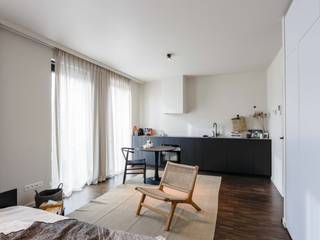 PLAN UW BEZOEK VIA VOLGENDE LINK: https://listed.mijnhuurprofiel.be/whise/7655428<br /><br />Op zoek naar een plek waar je meteen kan intrekken én je meteen thuis voelt? Ontdek deze moderne, volledig gemeubelde studio in het hippe project The Doorn House in Wilrijk perfect voor studenten die comfortabel en zorgeloos willen wonen vlak bij de universiteit.<br /><br />Gelegen op een toplocatie, op wandel- en fietsafstand van campussen en met een vlotte verbinding naar Antwerpen, combineert deze studio rust, bereikbaarheid en een bruisende omgeving. Hier woon je zelfstandig, maar maak je ook deel uit van een aangename community.<br /><br />De studio is slim ingericht en baadt in het licht. Je beschikt over een gezellige leef- en slaapruimte, een eigen moderne keuken met alle toestellen, en een stijlvolle badkamer met inloopdouche. Alles is tot in de puntjes afgewerkt en volledig bemeubeld gewoon je koffers uitpakken en klaar!<br /><br />Daarnaast geniet je van extra faciliteiten die het leven net dat tikkeltje aangenamer maken: een ruime gemeenschappelijke keuken, een lounge om te ontspannen of studeren, een praktische wasruimte, een groene tuin met terras én veilige fietsenberging.<br /><br />Huurprijs: €825 / maand <br />Kosten: €100 / maand (incl. nutsvoorzieningen)<br />Beschikbaarheid: onmiddellijk