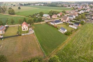 <p><strong>Prachtige, zuidgerichte bouwgrond van maar liefst 2454m² voor het bouwen van een ruime, open bebouwing. Dit alles op een landelijke toplocatie met zicht over de velden. </strong></p>
<p><strong>Ligging:<br /></strong>De Schransstraat is een rustig, landelijk straatje net buiten de dorpskern van Morkhoven. Het stadscentrum van Herentals maar ook Herenthout, Westerlo en Hulshout zijn op fietsafstand. De op- en afrit van de E313 Antwerpen-Hasselt is op slechts 10 min. rijden.</p>
<p><strong>Beschrijving:<br /></strong>Met een straatbreedte van maar liefts 30 meter is deze bouwgrond uiterst geschikt voor het realiseren van een prachtige, open bebouwing op een rustige, landelijke toplocatie in Morkhoven.<br />Met 2454m² is dit perceel uniek en ideaal voor het creëren van een ruime woning met prachtige tuin. Wie graag hobbydieren houdt of een prachtig gazon wil, is hier aan het juiste adres.<br /><br />De grond is georiënteerd op het Zuiden. Vooraan kijk je uit over de lokale Velden en weiland.<br /><br />Bijgebouwen tot 40m² zijn toegestaan in de achtertuin.</p>
<p>Voor meer info of het bekomen van bouwvoorschriften kan u terecht op ons kantoor, na afspraak via het nummer 014 95 37 50.</p>
<p><strong>Perceelscore:</strong> B<br /><br /><strong>Bijzondere informatieplicht:</strong> Geen omgevingsvergunning voor stedenbouwkundige handelingen uitgereikt, woongebied, geen rechterlijke herstelmaatregel of bestuurlijke maatregel opgelegd, geen voorkooprecht ruimtelijke ordening, omgevingsvergunning voor het verkavelen van gronden uitgereikt.</p>