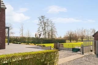 <p>Te koop: ruime woonst met prachtig zicht, tinyhouse en dubbele garage<br /><br />In een uitzonderlijke, groene omgeving bevindt zich deze ruime woning met meer dan 250 m² bewoonbare oppervlakte, een prachtig open zicht, een tiny house en een dubbele garage.<br /><br />Wat maakt dit pand uniek?<br />Op het gelijkvloers geniet je van een ruime open leefruimte met salon, eetplaats en een volledig uitgeruste keuken met kookeiland. Daarnaast zijn er een bureau, badkamer, apart toilet, wasruimte en een kelder. Dankzij deze indeling is gelijkvloers wonen perfect mogelijk. De verdieping omvat drie slaapkamers, een tweede badkamer, twee dressings en een extra polyvalente ruimte (bureau, speelkamer…). Ook is er een zolder voor extra bergruimte.<br /><br />Als extra troef is de ruime dubbele garage met verdieping. Daarnaast beschikt de eigendom over een volledig uitgeruste, onafhankelijke tiny house. Buiten geniet je van een uitgestrekt perceel van meer dan 37 are, met een zuidgericht terras, bioklimatische pergola, ruime parking.<br /><br />De woning is bovendien uitgerust met EPC A, zonnepanelen, vloerverwarming via warmtepomp, gashaard, regenwaterput, waterzuivering, aluminium ramen met dubbele beglazing en een alarmsysteem.<br /><br />Voor wie is dit ideaal?<br />Ideaal voor gezinnen, zelfstandigen of investeerders die op zoek zijn naar een ruime woning met extra woonunit, op een unieke locatie met uitzicht en rust.<br /><br />Te koop via Immo Beguin, jouw vastgoedexpert sinds 2009, met kantoren in Ronse, Waregem, Kortrijk, Deinze, Doornik en Lessines.<br />Meer info of bezoek aanvragen via: yves.dufour@immobeguin.be</p>