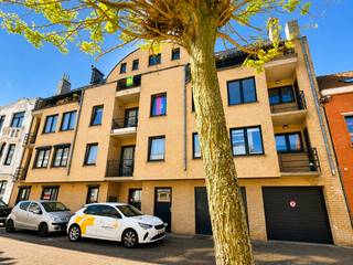 omvattende een inkomhal, mooie en klare living, volledig ingerichte moderne open keuken, 2 slaapkamers, moderne badkamer, apart toilet, terras...