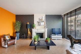 <p>Spacious, move-in-ready 4-bedroom apartment with an exceptional 63 m² terrace right in the center of Ronse, on the shopping street and within walking distance of the Grote Markt!<br /><br />LAYOUT: entry hall, separate toilet, spacious and bright living area (44 m²) with a fireplace and beautiful hardwood floors, fully equipped kitchen with separate dining area, and large terrace (63 m²). Upstairs: landing, bathroom with bathtub, shower, and double sink, and 4 spacious bedrooms (28 m², 20 m², 15 m², and 12 m²). There is also a very large basement (69 m²).<br /><br />What makes this property unique?<br />♦ prime location in the city center – spacious rooms – exceptional terrace – natural gas central heating – double-glazed windows – concrete vaulted ceilings – recently replaced boiler – no elevator and no homeowners’ association fees. Option to rent a garage.<br /><br />Who is this property ideal for?<br />♦ For families who want to live in a vibrant city.<br />♦ For couples who love space and comfort.<br /><br />For sale through Immo Beguin, your real estate expert since 2009. With offices in Ronse, Waregem, Kortrijk, Deinze, Tournai, and Lessines.<br />✉️ info@immobeguin.be<br />📞 +32 486 60 66 00</p>