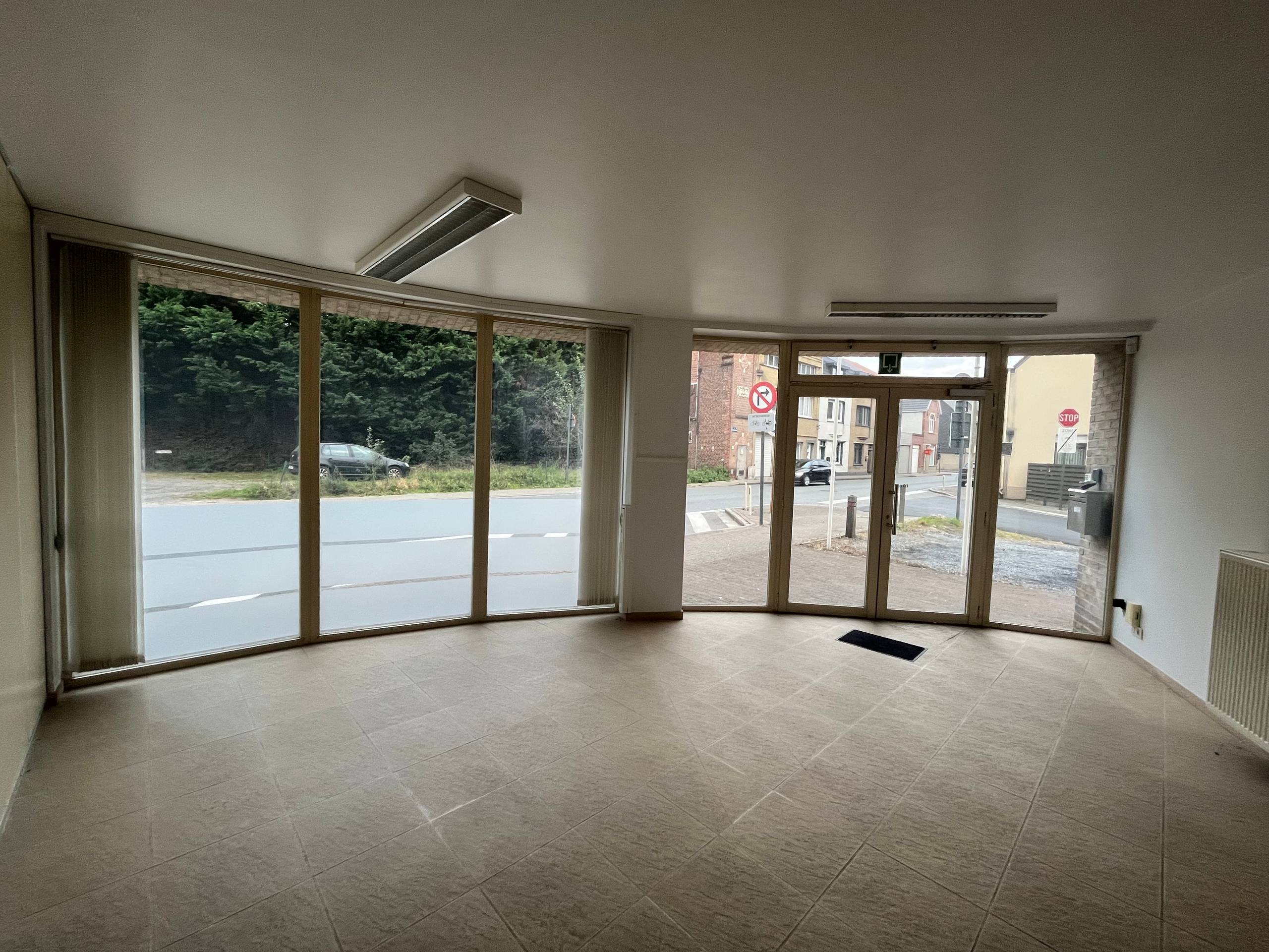 Handelspand/kantoorruimte met garage te huur in Zulte - foto 4