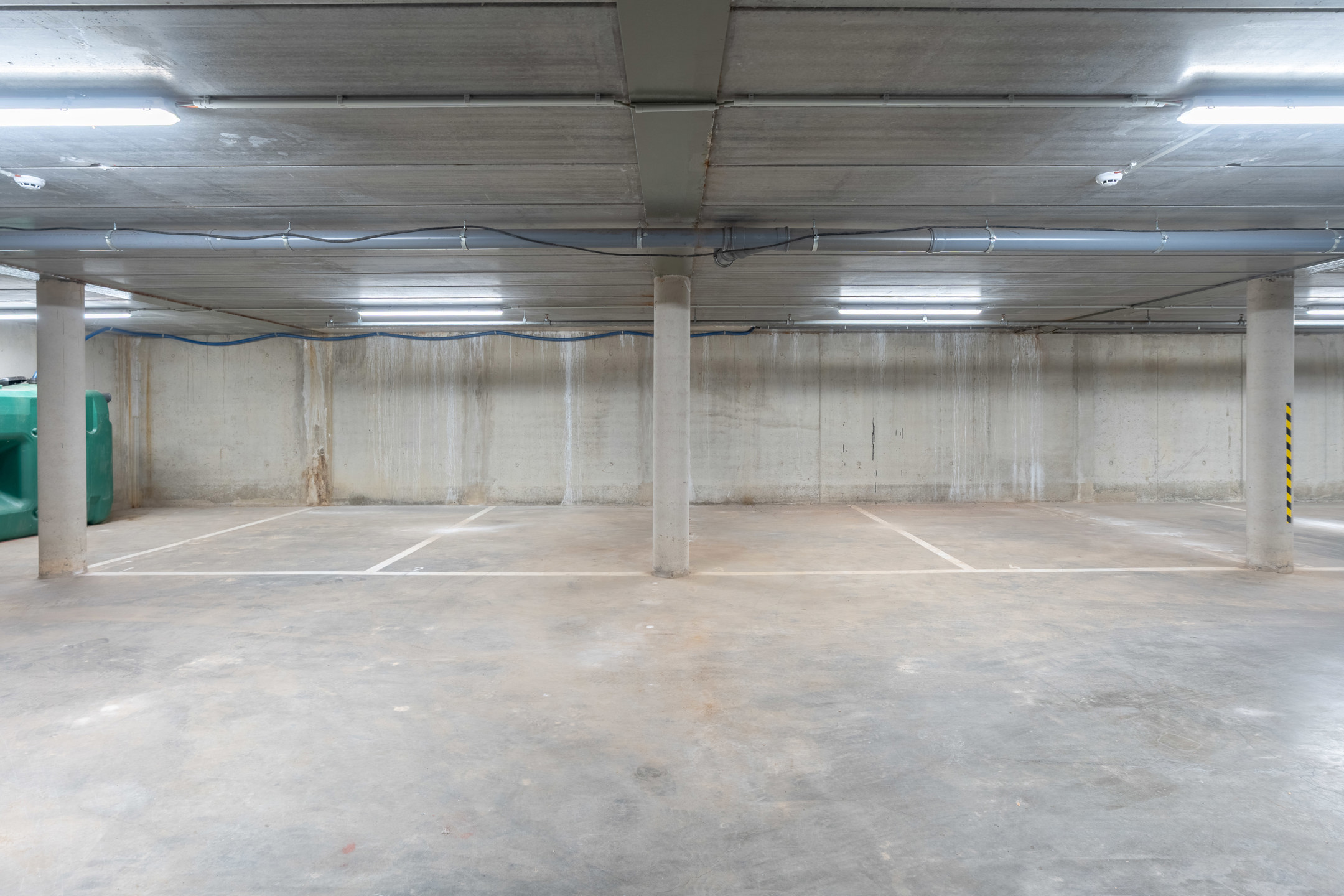 Zeer gunstig gelegen ondergrondse autostaanplaatsen te koop! - foto 1