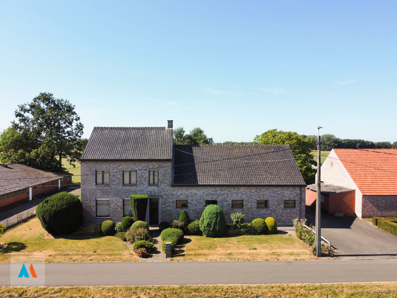 Langevelhoeve met bijgebouwen in Loenhout - foto 1