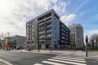 Op zoek naar een toplocatie in het centrum van de stad?<br />Een recente gebouw, bouwjaar: 2009. <br />Dit unieke perceel biedt u het volgende: Een modern hoge klasse appartement met een prachtig zicht van de stad, een living met veel daglicht, een half open keuken, 2 gezellige slaapkamers, badkamer en WC. Deze woning heeft ook een technische ruimte (boiler kamer). De woning beschikt over een leuke terras. Alle ramen zijn dubbel beglazing en er is een veiligheidsdeur. <br />De vraagprijs is €348.000. Er zijn aparte meters voor elektriciteit, gas en water. Met lage gemeenschappelijke kosten van +/- €100. <br />Er is een optie om een parkeerplaats te kopen voor €25.000. inrit via achterkant van het gebouw (Rijnpoortvest) Lift direct tot in het gebouw, elektrische poort met afstandsbediening.<br /><br />EPC: B<br />Mis deze kans niet, en neem vandaag nog contact op met ons!