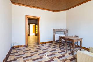 <h3><span>Maison rénovée, prête à emménager, idéale pour les jeunes couples, avec un petit jardin urbain agréable</span></h3><p><span>Vous recherchez un logement agréable dans un emplacement de choix ? Cette maison rénovée avec goût, située à quelques pas du centre-ville, allie confort, charme et emplacement exceptionnel.</span></p><p><span>Cette maison est idéale comme </span><span>premier logement pour les jeunes couples</span><span>, mais constitue également une </span><span>opportunité d'investissement intéressante</span><span> grâce à son état prêt à emménager et à son emplacement attractif.</span></p><p><span>À l'intérieur, vous profiterez d'une ambiance chaleureuse et douillette, tandis qu'à l'extérieur, vous pourrez vous détendre dans le charmant petit jardin urbain.</span></p><p><span>Une maison abordable et de caractère dans un emplacement très prisé. Ne laissez pas passer cette opportunité et organisez votre visite dès aujourd’hui !</span></p>