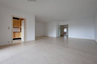 <p><span>Dit </span><span>prachtig appartement</span><span> is gelegen in residentie </span><span>Nachtegalenhof</span><span> in Wilrijk. De residentie is enkel bereikbaar via een afgesloten poort en is omgeven van rust en een vijver. De </span><span>ligging is super rustig en centraal</span><span> met supermarkten, de Bist, centrum Wilrijk, openbaar vervoer,... op wandelafstand.</span><span> De </span><span>bereikbaarheid </span><span>naar invalswegen (A12 en E19) is hier ook </span><span>subliem</span><span>.</span></p><p><span> </span></p><p><span>Het appartement is gelegen op de </span><span>derde verdieping. </span><span>We betreden het appartement via de </span><span>inkomhal </span><span>dewelke toegang geeft tot de andere ruimtes. Aan de voorzijde van het appartement bevindt zich de zeer </span><span>ruime leefruimte</span><span>, deze geeft toegang tot de </span><span>keuken</span><span> dewelke </span><span>volledig is uitgerus</span><span>t (met aansluiting voor wasmachine) en het ruim en aangenaam terras. Het terras kijkt uit op de vijver. Aan de achterzijde zijn er </span><span>twee slaapkamers</span><span>, de grootste slaapkamer geeft rechtstreeks toegang tot de </span><span>badkamer</span><span> en een </span><span>tweede terras</span><span>. Deze badkamer beschikt over een douche, ligbad, lavabo en toilet. Verder is er nog een </span><span>apart toilet</span><span> aanwezig. Tot slot beschikt het appartement nog over een </span><span>kelderberging </span><span>en </span><span>autostaanplaats </span><span>die mee gehuurd kan worden aan 100 euro per maand. </span></p><p><span> </span></p><p><span>Indeling</span></p><p><span>- inkomhal<br />- leefruimte </span></p><p><span>- keuken<br />- terras (voorzijde)</span></p><p><span>- apart toilet<br />- ensuite badkamer </span></p><p><span>- terras (achterzijde)</span></p><p><span>- slaapkamer 1</span></p><p><span>- slaapkamer 2</span></p><p><span>- kelderberging</span></p><p><span>- autostaanplaats bij te huren (100 euro)</span></p><p><span> </span></p><p><span>Algemeen gebouw</span></p><p><span>- afgesloten complex</span></p><p><span>- lift</span></p><p><span> </span></p><p><span>Bijzonderheden</span></p><p><span>- beschikbaar vanaf 1/04/2026</span><span><br /></span><span>- zonnescherm en rolluiken aanwezig</span></p><p><span>- ondergrondse staanplaats te huur: 100 euro per maand<br />- gemeenschappelijke kosten: forfait 170 euro per maand (inclusief privé water)<br />- vloerverwarming op elektriciteit (aparte teller)</span></p><p><span> </span></p><p><span>Ben jij geïnteresseerd in dit appartement te huur in Wilrijk, ben je op zoek naar ander vastgoed of wens je de waarde van jouw eigendom te kennen? Dan ben je bij BOLT immo aan het juiste adres! Wij helpen jou graag verder.</span></p><p><span> </span></p>