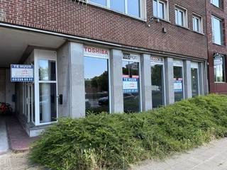 Gelijkvloerse winkelruimte op zeer centrale ligging !<br /><br />Het pand geniet een oppervlakte van +/- 136 m². <br /><br />Algemene onkosten : € 100/mnd<br />Onroerende voorheffing ten laste van de huurder<br /><br />
