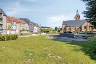 <span><span><strong>Instapklare duplex met 2 à 3 slaapkamers en mogelijkheid tot aankoop van afzonderlijke garage</strong><br /><br />Op een rustige locatie in het dorpscentrum van Houthulst bevindt zich deze verzorgde en instapklare duplex, een ideale opportuniteit voor zowel eigen bewoning als investering. Dankzij de <strong>recent vernieuwde straat- en omgevingsaanleg </strong>geniet u hier van een verzorgd en aangenaam woonkader, terwijl de<strong> nabijheid van de kerk en het prachtig groen aangelegde gemeentepark</strong> zorgen voor een extra gevoel van rust en wooncomfort.<br />De duplex verwelkomt u met een <strong>lichtrijke leefruimte</strong> waar grote raampartijen zorgen voor een aangename sfeer en een <strong>optimaal ruimtegevoel</strong>. De open keuken is volledig uitgerust met een ingebouwde koelkast, vaatwasser, spoelbak, heteluchtoven en inductiekookplaat met dampkap, waardoor u onmiddellijk kunt genieten van alle hedendaagse comfort.<br />Verder beschikt deze verdieping over een ruime slaapkamer en een verzorgde badkamer voorzien van douche, toilet en lavabomeubel.<br />Op de bovenverdieping bevindt zich een <strong>royale slaapkamer met ingemaakte kasten</strong> over de volledige lengte van de kamer. Daarnaast is er een extra ruimte met lavabo die perfect kan worden ingericht als derde slaapkamer, bureau, dressing of hobbyruimte, waardoor deze duplex zich moeiteloos aanpast aan uw woonbehoeften.<br /><br />Een bijkomende troef is de <strong>mogelijkheid tot aankoop van de afzonderlijke garage achteraan het gebouw (prijs op aanvraag)</strong>, ideaal voor wie extra comfort, bergruimte of parkeergelegenheid wenst.<br /><br /><u>Troeven:</u></span></span>
<ul>
<li><span><span>Instapklare duplex op centrale ligging;</span></span></li>
<li><span><span>2 volwaardige slaapkamers met mogelijkheid tot het inrichten van een 3e slaapkamer;</span></span></li>
<li><span><span>Recent vernieuwde straat- en omgevingsaanleg;</span></span></li>
<li><span><span>Vlak bij de kerk en het prachtig groen aangelegde gemeentepark;</span></span></li>
<li><span><span><strong>Gunstig energielabel C</strong>;</span></span></li>
<li><span><span>Uitermate geschikt als investering met uitstekend huurrendement;</span></span></li>
<li><span><span>Winkels, scholen en openbaar vervoer op wandelafstand;</span></span></li>
<li><span><span>Mogelijkheid tot aankoop van een afzonderlijke garage.</span></span></li>
</ul>
<span><span>Laat u verrassen door deze ruime en veelzijdige duplex op een aantrekkelijke locatie in het hartje van Houthulst. Een unieke kans voor wie op zoek is naar comfortabel wonen of een zorgeloze investering met toekomstpotentieel. Contacteer ons vandaag nog voor meer informatie of een bezoek ter plaatse. Bel Diksimmo op het nummer <strong>051 50 11 51</strong> of mail naar diksmuide@diksimmo.be.</span></span>