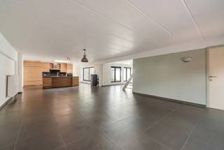 <p>Deze instapklare duplex is gelegen vlakbij het centrum van Roeselare. Je kan perfect op de gelijkvloerse verdieping van de duplex wonen.<br /><br />Op de gelijkvloerse verdieping is volgende indeling aanwezig: inkomhal, berging, open keuken, ruime woonkamer, badkamer (bad, douche en dubbele wastafel), toilet, slaapkamer en groot zonnig terras.<br />Op de tweede verdieping zijn nog 2 slaapkamers en een berging aanwezig.<br />Het appartement wordt verwarmd via centrale verwarming op aardgas.<br /><br />Er kan optioneel nog een ondergrondse extra brede parkeerplaats bijgekocht worden voor de prijs van 20.000,00 euro.<br /><br />PLUSPUNTEN:<br />- INSTAPKLAAR<br />- 3 SLAAPKAMERS<br />- GROOT TERRAS<br />- PELLET KACHEL VOOR DE GEZELLIGHEID</p>