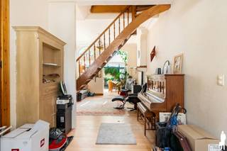 <strong>Charmant wonen in het hart van Zurenborg<br /><br /></strong>Zurenborg is een wijk om verliefd op te worden. Tussen de statige art-nouveaugevels en verstilde pleintjes vind je een levendige mix van koffiebars, kleine ateliers en buurtwinkels, met de bruisende Dageraadplaats en Draakplaats op wandelafstand. De bereikbaarheid is uitstekend, pal tussen het historisch centrum en de ring. Ideaal voor wie stad en rust wil combineren. De Dolfijnstraat is één van de mooiste van Zurenborg: rustig, groen en gekenmerkt door een indrukwekkende en goed bewaard geheel van historische gevels. Precies hier, tussen de prachtige lijstgevels, ligt deze karaktervolle woning uit 1892.<br /><br />Gebouwd in neoclassicistische stijl, met een sierlijk en typerende lijstgevel, maakt dit huis deel uit van één van de best bewaarde straatbeelden van Zurenborg. Een unieke kans voor wie de handen uit de mouwen wil steken en van deze 145 m² bewoonbare oppervlakte een heerlijk eigenzinnige thuis wil maken, met alle karakter en detail.<br />Achteraan wacht een leuk stadstuintje van ca. 20 m² met zuidoostelijke oriëntatie.