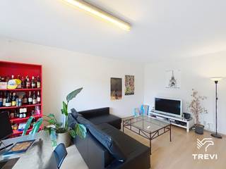 <p><strong>IXELLES, à proximité du centre d’affaires, des transports et des axes routiers, situé dans un clos calme, très bel appartement non--meublé au rez-de-chaussée d’un immeuble des années 80, d’une superficie de ±92m² habitables. Il se compose : hall d’entrée, grand living de ±24.5m², cuisine USA équipée, hall de nuit, 2 chambres (±15m² & 12,5m²), salle de bains, wc, cave. Provision pour charges de 240€/mois (eau froide – eau chaude – chauffage – communs). PEB D*. Libre : 01/10/2026. Mesures données à titre indicatif.</strong><strong></strong></p>
<ul>
<li>Hall d'entrée</li>
<li>Séjour ±24,5m² (4.06 x 6)</li>
<li>Cuisine équipée (taques, hotte, four, connexion machine)</li>
<li>Hall de nuit avec WC</li>
<li>Salle de bains (baignoire – lavabo – bidet)</li>
<li>Chambre de ±12.5m² (2.77 x 4.5)</li>
<li>Chambre de ±15m² (3.3 x 4.5)</li>
<li>Cave n°6</li>
</ul>
<p></p>