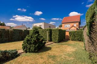 <h3><span>Karaktervolle gezinswoning met 3 slaapkamers, garage en ruime tuin op toplocatie in Sint-Katelijne-Waver</span></h3><p><span>Bent u op zoek naar een gezinswoning met een solide basis, veel ruimte en tal van mogelijkheden om ze volledig naar uw eigen smaak te renoveren? Dan is deze woning zeker een bezoek waard.</span></p><p><span>Met een bewoonbare oppervlakte van 152 m² op een perceel van 600 m</span><span>²</span><span> biedt deze woning alle ruimte voor een comfortabel gezinsleven. De ruime leefruimte geniet van veel natuurlijke lichtinval en straalt dankzij de authentieke houten deuren en schrijnwerk een warme, karaktervolle sfeer uit. Aansluitend bevindt zich de eetkamer en een praktische keuken met voldoende werk- en opbergruimte.</span></p><p><span>Op de verdieping vindt u twee ruime slaapkamers</span><span> </span><span>en een derde kamer, ideaal als kinderkamer, bureau of dressing.  Een absolute troef is de ruime zolderverdieping, die tal van mogelijkheden biedt. Mits de nodige afwerking kan deze worden ingericht als twee extra slaapkamers, een master suite, hobbyruimte, bureau of polyvalente ruimte, volledig afgestemd op uw woonwensen. </span></p><p><span>Hoewel de woning enkele charmante, originele elementen heeft behouden, vormt ze de ideale basis voor wie op zoek is naar een renovatieproject met veel potentieel.</span></p><p><span>Verder beschikt de woning over een droge kelder, een praktische berging/bijkeuken en een garage.</span></p><p><span>Buiten geniet u van een ruime voortuin met oprit en voldoende parkeermogelijkheden. De grote, groene achtertuin biedt alle ruimte om te ontspannen, te tuinieren of kinderen zorgeloos te laten spelen.</span></p><p><span>Dankzij de rustige ligging, nabij winkels, scholen, openbaar vervoer en belangrijke invalswegen, combineert deze woning een uitstekende bereikbaarheid met een aangename woonomgeving.</span></p>