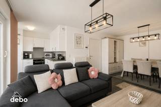 <strong>Modern appartement met zicht op het Casinoplein – ideaal als vaste woonst of als investering. </strong><br />Ontdek dit charmante en instapklaar appartement, ideaal gelegen in het hart van <strong>Blankenberge</strong>, op enkele stappen van het <strong>Casino</strong>, de <strong>zeedijk,</strong> alle winkels en horecagelegenheden.<br />Het appartement bevindt zich op een uitstekende locatie met <strong>frontaal zicht op het Casinoplein</strong>, waardoor u dagelijks kan genieten van de levendige sfeer die deze kuststad te bieden heeft.<br />Binnenin vindt u een <strong>lichtrijke en gezellige leefruimte</strong> met een <strong>open, volledig ingerichte moderne keuken.</strong><br />Er zijn 2<strong> volwaardige slaapkamers</strong>, een <strong>moderne badkamer</strong> met <strong>inloopdouche</strong> en <strong>dubbel lavabomeubel</strong>, alsook een apart toilet.<br />+ Gemeenschappelijke fietsenstalling op het gelijkvloers. <br /><strong>Troeven:</strong>
<ul>
<li><span>Centrale ligging vlakbij het Casino, strand en winkels</span></li>
<li><span>Zicht op het Casinoplein</span></li>
<li><span>Moderne afwerking, instapklaar</span></li>
<li><span>Twee slaapkamers</span></li>
<li><span>Badkamer met inloopdouche en dubbel lavabomeubel</span></li>
<li><span>Interessante investering met betrouwbare huurder</span></li>
<li>Inclusief met nieuwe meubelen</li>
<li>Bouwjaar 2014 - EPC label A - 82KWh/m² </li>
</ul>
Mis deze kans niet om een comfortabel en rendabel appartement te verwerven op een toplocatie aan de Belgische kust.<br />