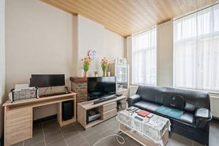 <p><strong>Charmante maison de ville prête à emménager au cœur de Lessines</strong></p>
<p>Située en plein centre de Lessines, cette maison de ville soignée et parfaitement entretenue a été rénovée avec une attention particulière portée aux techniques modernes et à l’isolation énergétique.</p>
<p>Le rez-de-chaussée comprend un spacieux et lumineux séjour, une cuisine entièrement équipée avec coin repas, une salle de bains, une agréable terrasse ainsi qu’un espace de rangement extérieur pratique. Une cave complète également le bien.</p>
<p>Au premier étage, vous trouverez deux chambres confortables. Les combles ont été aménagés en une grande chambre supplémentaire, idéale comme suite parentale, bureau ou espace polyvalent.</p>
<p>Grâce à sa situation centrale, son agencement fonctionnel et son excellent état général, cette maison constitue une opportunité idéale pour les jeunes acquéreurs ou les investisseurs à la recherche d’un bien attractif.</p>