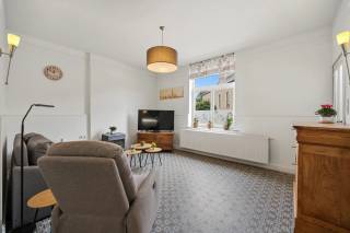 Bezoekdag 25/9, boek uw bezoek via www.polares.eu<br /><br />Deze karaktervolle en gerenoveerde woning ligt centraal in het groene Sint-Joris-Weert (Oud-Heverlee), op slechts 100 meter van het Meerdaalwoud. Een ideale combinatie van natuur, bereikbaarheid en dagelijkse voorzieningen.<br /><br />De ligging is bijzonder praktisch: de bushalte richting Leuven en Ottenburg bevindt zich vrijwel voor de deur en het station van Sint-Joris-Weert ligt op ongeveer 6 minuten wandelen, met treinverbindingen naar Leuven en Waver. Een Proxy Delhaize, lagere school, huisartsenpraktijk en apotheek bevinden zich allemaal op wandelafstand.<br /><br />Ook voor ontspanning is de omgeving een grote troef. Via het Meerdaalwoud wandel je in ongeveer 2,5 km naar het Zoet Water, met zijn vijvers, restaurants, ijssalon en speeltuin. In de omgeving bevinden zich bovendien een tennis- en padelclub en de oefenterreinen van OHL. Met de wagen zijn de E40, E314 en E411 vlot bereikbaar.<br /><br />Op het gelijkvloers bevinden zich een inkomhal, zeer gezellige leefruimte, open keuken met toegang tot het aangename tuintje, houtkachel, bijkeuken, toilet en een veranda met toegang tot het hogergelegen terras. In de tuin bevinden zich een ruime schuur met bovengelegen garage, beide voorzien van elektriciteit.<br />Er is bovendien een bronwaterput met dompelpomp aanwezig, ideaal om uw plantjes gans de zomer te wateren.<br /><br />Op de eerste verdieping zijn er drie slaapkamers en een badkamer. Vanuit één van de slaapkamers is er toegang tot het hoger gelegen terras en moestuintje. De ruime zolder is bereikbaar via een vaste trap en biedt tal van mogelijkheden als extra slaapkamer, bureau, hobbyruimte of ontspanningsruimte.<br /><br />De woning behield mooie authentieke elementen, waaronder de originele tegelvloeren op het gelijkvloers en vloeren in Noorse den op de verdieping.<br /><br />De woning werd grotendeels gerenoveerd in 2014. Het dak werd in 2017 vernieuwd en geïsoleerd, gevolgd door een gevelrenovatie in 2018. In 2021 werd een nieuwe condensatieketel geplaatst en in 2024 werden 14 zonnepanelen geïnstalleerd. Daarnaast beschikt de woning over een waterverzachter.<br /><br />Een charmante en veelzijdige woning voor wie comfortabel wil wonen met het Meerdaalwoud om de hoek en Leuven vlot binnen bereik.