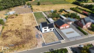 <p>Deze volledig gerenoveerde halfopen bebouwing is gelegen in een rustige straat te Westerlo en combineert hedendaags wooncomfort met hoogwaardige afwerking en de nieuwste technieken. <br /><br />Bij het binnenkomen betreedt u de inkomhal, die toegang geeft tot de ruime en lichtrijke leefruimte. Deze sluit naadloos aan op de moderne keuken, die voorzien is van hedendaagse kwalitatieve toestellen. Vanuit de keuken is er rechtstreeks toegang tot de praktische wasplaats.<br /><br />Op de eerste verdieping bevinden zich twee ruime slaapkamers en de badkamer. Via een vaste trap bereikt u de volledig afgewerkte zolderverdieping, die ingericht is als derde slaapkamer en perfect kan dienen als master bedroom, hobbyruimte of thuiskantoor. <br /><br />De woning werd volledig gerenoveerd met oog voor detail en is uitgerust met de nieuwste technieken, waardoor u geniet van een hoogstaand comfort en een energiezuinige woonomgeving. <br /><br />Buiten beschikt de woning over een ruime tuin waar u in alle rust kan genieten van het buitenleven.<br /><br />Een instapklare woning waar kwaliteit, comfort en moderne technologie samenkomen! <br /><br />Meer info via sander.deloose@imovastgoed.be of via +32 15 33 11 00. <br /><br />U kan Imo Vastgoed steeds vrijblijvend contacteren voor een gratis waardebepaling van uw woning.</p>
