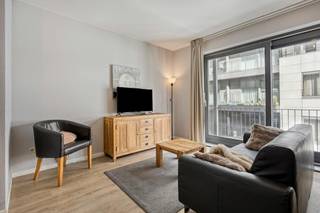 Dit lichtrijke 2-slaapkamerappartement is gelegen op de 4de verdieping van een gebouw in de Pelikaanstraat, in het hart van Brussel. Dankzij de centrale ligging combineert het appartement het comfort van wonen in de stad met een uitstekende bereikbaarheid.<br /><br />Het appartement is als volgt ingedeeld:<br />- lichtrijke leefruimte met open, ingerichte keuken<br />- keuken voorzien van kookplaat, oven en geïntegreerde koelkast<br />- twee ruime slaapkamers<br />- badkamer met ligbad en enkele wastafel<br />- aangenaam balkon met oostoriëntatie<br /><br />In het gebouw bestaat de mogelijkheid om een staanplaats aan te kopen. Er zijn twee staanplaatsen beschikbaar, telkens voor 20.000 EUR per stuk. De staanplaatsen zijn niet inbegrepen in de vraagprijs.<br /><br />Op wandelafstand bevinden zich de Nieuwstraat, het De Brouckèreplein en de Grote Markt, met tal van winkels, restaurants, cafés en culturele voorzieningen in de directe omgeving. Ook het openbaar vervoer is uitstekend bereikbaar, met metro-, tram- en busverbindingen in de buurt. Het station Brussel-Noord bevindt zich bovendien op slechts enkele minuten wandelen.<br /><br />Het appartement wordt individueel elektrisch verwarmd. Daarnaast beschikt het over een EPC E+, waardoor het reeds voldoet aan de energetische normen die vanaf 2033 in het Brussels Hoofdstedelijk Gewest van kracht worden.<br /><br />Wenst u dit appartement graag te bezichtigen? Vraag uw bezoek aan via www.dewaele.com of neem rechtstreeks contact op met Danielle Kaluza via 0491 27 21 88.