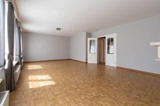 <div><div> <p>Ruim gelijkvloers appartement met grote tuin.</p><p>Dit ruime gelijkvloerse appartement heeft een woonoppervlakte van 117 m² en beschikt over een privatieve tuin van 210 m² met overdekt terras. Het appartement omvat een inkomhal met ingemaakte kasten en gastentoilet. De leefruimte van 38 m² is voorzien van een massieve parketvloer. De volledig geïnstalleerde leefkeuken beschikt over alle toestellen en sluit aan op een praktische berging/wasplaats. Er zijn twee ruime slaapkamers van 18 m² en 15 m². Beide slaapkamers zijn voorzien van ingemaakte kasten. De badkamer beschikt over een inloopdouche en dubbele wastafel. Rolluiken zijn aanwezig. Verder beschikt het appartement over een tuinhuis en een gedeelde garagebox. De maandelijkse provisie voor de algemene onkosten bedraagt € 50. Dit omvat een voorschot voor het privatieve waterverbruik en de elektriciteit van de gemene delen.</p></div> </div>