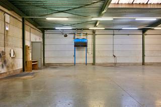 Dit magazijn met kantoor en buitenruimte is te huur in Aalter en geniet van een vlotte bereikbaarheid. Indeling:- Totale oppervlakte gebouw: ca...