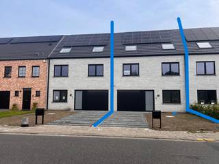 Deze uitzonderlijk ruime nieuwbouwwoning gelegen aan Heikant 8B beschikt over een inpandige garage, hal, gastentoilet, kantoor (8.8m²),...