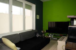 <p><span>Deze te renoveren woning ligt pal in het centrum van Hoegaarden, op wandelafstand van de plaatselijke winkels, scholen en het openbaar vervoer.</span></p><p><span>Het unieke aan deze woning is de art deco stijl.</span></p><p><span>Bij het binnenkomen is er een living met daarachter de keuken en een wasplaats met toilet.</span></p><p><span>Op de eerste verdieping zijn er 3 slaapkamers.  </span></p><p><span>Er is een vaste trap naar de zolder;  Deze zolder doet nu dienst als fitnessruimte, maar kan perfect worden omgebouwd naar 2 extra kamers.</span></p><p><span> </span></p>