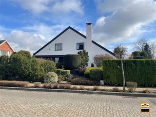 Prachtige villa met praktijkruimte op een mooi perceel.* Geen renovatieverplichting (EPC-label: C) Landelijk gelegen doch vlakbij de verbindingsweg...