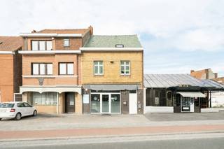 Handelsgelijkvloers met woonst.De commerciële ruimte (53 m²), met professionele keuken, is afzonderlijk toegankelijk, beschikt over een terras aan de...