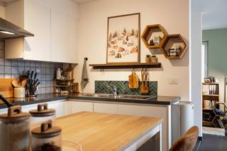 <p>Te koop te Geraardsbergen, op wandelsafstand van het centrum.<br /><br />Dit instapklaar gelijkvloers appartement is gelegen in doodlopende straat van rustige, residentiële wijk. De inkomhal (met vestiare) geeft toegang tot de ruime leefruimte met open keuken. De leefruimte beschikt over een groot schuifraam met zicht op terras wat zorgt voor veel lichtinval. Het grote terras is omheind en biedt ruim plaats voor loungeset + eettafel.<br />Er zijn 3 slaapkamers (waarvan één momenteel ingericht als bureel en dressing) en een moderne badkamer met inloopdouche. Naast de keuken bevindt zich nog een praktische berging met plaats voor o.a wasmachine en droogkast.<br />Verder hoort er bij dit appartement een autostaanplaats aan het terras EN een autostaanplaats (+ berging) in de garage van het appartementsgebouw. Deze is toegankelijk via lift en komt uit meteen aan de voordeur. Met zijn energie-label B en vloerverwarming is dit appartement niet alleen goed onderhouden en instapklaar maar ook nog eens energiezuinig. <br /><br />TROEVEN: <br />- Instapklaar<br />- Op wandelafstand (580 m) van scholen, handelscentrum, Markt van Geraardsbergen, ... <br />- 2 autostaanplaatsen<br />- Groot terras <br />- EK conform <br />- Geen doorgaand verkeer<br />- Opportuniteit als investering voor verhuur. <br /><br />Graag bijkomende info of interesse in een bezoek ? Reageer dan via de “maak een afspraak” click op deze pagina. Ik contacteer u om concreet een tijdstip in te plannen. <br />Contact Pieter Cardoen, 0475 361252, pieter@cornelis-goeman.be</p>