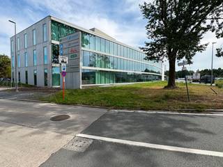 <p><strong>ALGEMEEN</strong></p>
<p>Moderne en instapklare kantoorruimte van ca. 439 m² op de gelijkvloerse verdieping van Office Park aan Dieptestraat 2 te Lokeren. De kantoorruimte is gelegen op een absolute toplocatie aan de op- en afritten van de E17, met een vlotte verbinding richting Gent en Antwerpen. Ook met het openbaar vervoer is de site uitstekend bereikbaar dankzij de bushalte aan het gebouw.</p>
<p>De kantoorruimte biedt een professionele en aangename werkomgeving met veel natuurlijke lichtinval, vergaderzalen, ingerichte kantoorruimtes en een uitgeruste kitchenette. Op het gelijkvloers bevindt zich een ruime, architecturale inkomhal met bijkomende boardroom. Het gebouw is ontwikkeld met aandacht voor energie-efficiëntie, comfort en moderne technieken.</p>
<p><strong>KENMERKEN</strong></p>
<ul>
<li>Kantoorruimte van ca. 439 m²</li>
<li>Vergaderzalen</li>
<li>Lichtrijke en professionele kantooromgeving</li>
<li>Uitgeruste kitchenette en sanitair</li>
<li>5 bovengrondse parkeerplaatsen inbegrepen in de huurprijs</li>
<li>5 ondergrondse parkeerplaatsen mogelijk bij te huren</li>
<li>Absolute topligging aan de E17</li>
</ul>
<p><strong>FINANCIEEL</strong></p>
<p><span>Huurprijs kantoor: €159/m²/jaar excl. BTW</span><br /><span>Diensten en nutsvoorzieningen: €32/m²/jaar excl. BTW</span><br /><span>Totale jaarlijkse kost: €83.849/jaar excl. BTW</span><br /><span>Totale maandelijkse kost: €6.987,42/maand excl. BTW</span><br /><br />Onroerende voorheffing is hier niet mee in verrekend : ca. €4.680,11/jaar</p>
