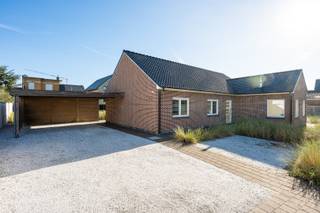 Algemeen<br />In het groene Middelkerke bevindt zich deze ruime en uitstekend onderhouden bungalow, gebouwd in 2011 en gelegen op een prachtig perceel van maar liefst 853 m². De woning werd met oog voor kwaliteit en comfort afgewerkt en beschikt onder meer over een centraal stofzuigsysteem, regenwaterrecuperatie, airconditioning en elektrische rolluiken. Dankzij de grote raampartijen en de tuin rondom de woning geniet je binnen van een overvloed aan natuurlijk licht en een aangenaam contact met de buitenruimte. In 2023 werd de leefruimte bovendien uitgebreid met een stijlvolle veranda, waardoor binnen en buiten nog mooier in elkaar overvloeien.<br /><br />Ook de ligging is een absolute troef. De woning bevindt zich vlak bij de Warandetoren, op wandelafstand van de kust en diverse voorzieningen. Zowel een bus- als tramhalte liggen in de nabije omgeving, waardoor je je ook zonder wagen gemakkelijk kunt verplaatsen. Hier geniet je van een fijne combinatie van rust, ruimte en comfort, op een boogscheut van zee.<br /><br />Indeling<br />Via de inkomhal bereik je de gezellige leefruimte, een afzonderlijk gastentoilet en een eerste slaapkamer, die momenteel als bureau is ingericht. De ruime leefruimte sluit naadloos aan op de volledig open keuken en de lichtrijke veranda, vanwaar je geniet van een prachtig zicht op de tuin. De spekkachel op aardgas zorgt bovendien voor extra warmte en gezelligheid tijdens de koudere maanden. Vanuit de keuken bereik je via de nachthal nog twee extra slaapkamers, een tweede afzonderlijk toilet en de badkamer met inloopdouche. Daarnaast beschikt de woning over een praktische voorraadberging en een technische berging met aansluitingen voor een wasmachine en droogkast.<br />De zolderverdieping van circa 70 m² biedt bovendien bijzonder veel extra bergruimte en eventuele uitbreidingsmogelijkheden.<br /><br />Ook buiten heeft deze woning heel wat te bieden. De ruime tuin rondom de woning vormt een heerlijke plek om te ontspannen. Het grote terras sluit rechtstreeks aan op de veranda en is ideaal om van het buitenleven te genieten. Verder zijn er een geïsoleerd tuinhuis en een dubbele carport aanwezig. De ruime oprit biedt bovendien plaats aan meerdere wagens, een bijzonder praktische meerwaarde op deze locatie nabij de kust.<br /><br />Troeven<br />* Kwalitatieve afwerking<br />* Lichtrijke woning met zonnige tuin <br />* Veel parkeergelegenheid en opbergmogelijkheden<br />* Op wandelafstand van de kust<br /><br />Interesse<br />Ben je op zoek naar een ruime, lichtrijke en uitstekend onderhouden bungalow met een prachtige tuin, vlak bij de kust? Dan is deze woning absoluut een bezoek waard! Neem gerust contact op met Tim voor meer informatie of om een bezoek in te plannen.<br />📞 0487 40 21 28<br />📧 tim@gentill.be