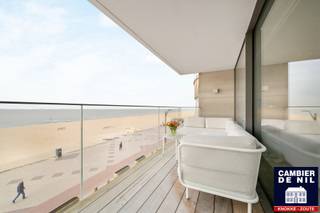 Uitzonderlijk appartement op de Zeedijk in het Zoute. Residentie <br />Des Nations, prestigieuze residentie tussen het Albertplein en het Driehoeksplein. <br />Het gelijkvloers bevat een royale lobby en een privaat zwembad, wellness, fitness en binnentuin. <br /><br />Indeling appartement : hal, vestiaire, toilet, prachtige living uitgevend op breed terras met schitterend zicht op zee en prachtige zonsondergang, ingerichte open keuken, drie slaapkamers waarvan één met complete badkamer (ligbad, dubbele lavabo, toilet) en aparte douchekamer. <br />Hoogwaardige afwerking. <br /><br />Mogelijkheid tot aankoop van een ruime garagebox in de residentie. Absoluut een bezoek waard.
