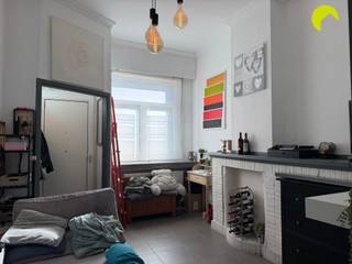 <p><span>Op een zeer centrale locatie, tussen het centrum van Mortsel en Mortsel-Dorp, vinden we dit gezellige huisje met 2 slaapkamers. Dankzij de uitstekende ligging bevinden het openbaar vervoer, het stadhuis, de Statielei en het centrum van Mortsel zich allemaal op wandelafstand. Ook Mortsel-Dorp is vlot bereikbaar, waardoor dit een ideale locatie is voor wie graag alles binnen handbereik heeft.</span></p><p><span> </span></p><p><span>Indeling:</span></p><p><span> </span></p><p><span>We betreden de woning en komen rechtstreeks in de gezellige leefruimte. Vanuit de leefruimte komen we in het eetgedeelte met aansluitend de keuken.</span></p><p><span>Via de keuken hebben we toegang tot de badkamer, voorzien van een douche en toilet. Achteraan de woning bevindt zich een aangename koer met tuinhuis. In het tuinhuis is de aansluiting voor de wasmachine voorzien en is er bovendien extra bergruimte beschikbaar.</span></p><p><span>Vanuit het eetgedeelte hebben we toegang tot de kelder en de trap naar de eerste verdieping. Op de verdieping bevinden zich de twee slaapkamers.</span></p><p><span>Vooraan de woning is bovendien een praktische lus voorzien waaraan u uw fiets veilig kan vastmaken.</span></p><p><span> </span></p><p><span>Nuttige informatie:</span></p><p><span> </span></p><p><span>- EPC: 279 kWh/(m² jaar) label C</span></p><p><span>- Huurwaarborg: 3 maanden</span></p><p><span>- Plaatsbeschrijving: €350 per partij</span></p><p><span>- Geen gemeenschappelijke kosten</span></p><p><span>- Beschikbaar vanaf: 01/12/2026</span></p><p><span> </span></p><p><span>Boek nu zelf ONLINE uw afspraak in</span><span>. Surf naar het betreffende eigendom op onze website <span>www.habicom.be</span></span><span> en klik op de roze knop 'PLAN EEN BEZOEK'. <br />Kies het moment dat u het beste uitkomt, vul de gevraagde contactgegevens in en klik nadien op verzenden om te bevestigen.</span></p><p><span>Benieuwd naar de waarde van jouw woning? Check het gratis op <span>www.watismijnhuiswaard.be</span></span></p><p><span> </span></p>