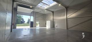 <p><span>New SME unit with excellent visibility and connectivity.</span></p><p><span>Ideal to establish your business.</span></p><p><span> </span></p><p><span>This corner unit has plenty of lighting and features a 20m² platform.</span></p><p><span>Furthermore, it is equipped with a toilet, pour-out tank, steel stairs, plenty of outlets and lighting.</span></p><p><span>also provided are charging station, solar panels and well.</span></p><p><span> </span></p><p><span>Rental price is excl. VAT and excl. monthly charge of 120 EUR.</span></p><p><span>Expansion possibilities possible.</span></p><p><span> </span></p><p><span>Interested? Contact us on 016 15 31 15.</span></p>