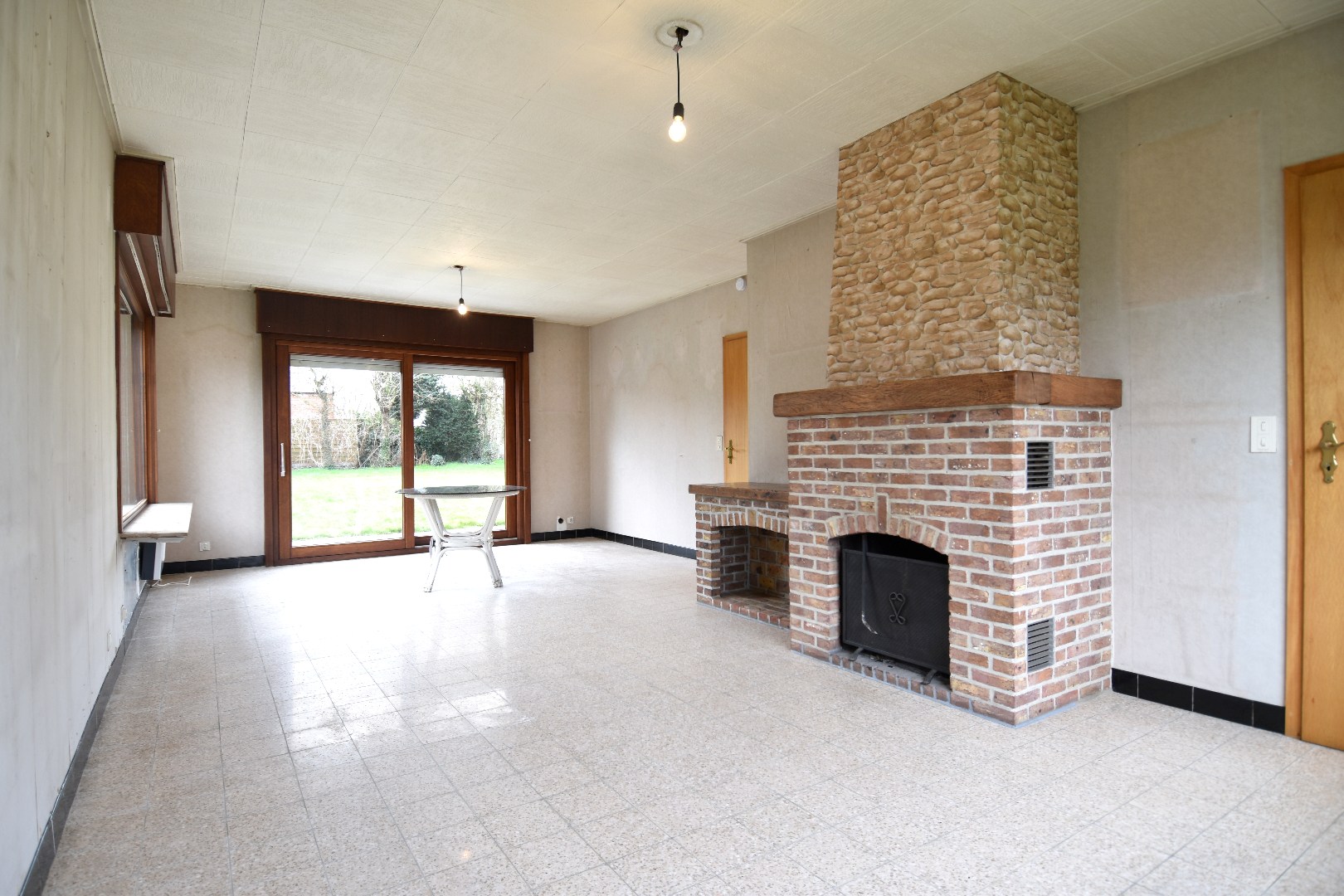 Ruime alleenstaande woning met 2 slaapkamers (mogelijkheid tot meer!), garage en zonnige tuin te koop in Gullegem - foto 4