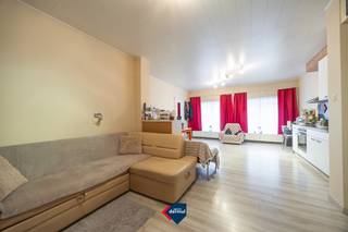 Deze verzorgde studio op het gelijkvloers, ligt op wandelafstand van het strand, het openbaar vervoer en de winkels en vlakbij het bruisende centrum van Oostende. Hier geniet u van zowel rust als bereikbaarheid. De studio beschikt bovendien over een ruime kelder, ideaal voor extra opslag of uw strandspullen. Dankzij de praktische indeling en charmante ligging is dit de perfecte plek voor een vakantieverblijf of een slimme investering aan zee. Mis deze unieke kans niet om uw eigen plekje aan de Belgische kust te bemachtigen!