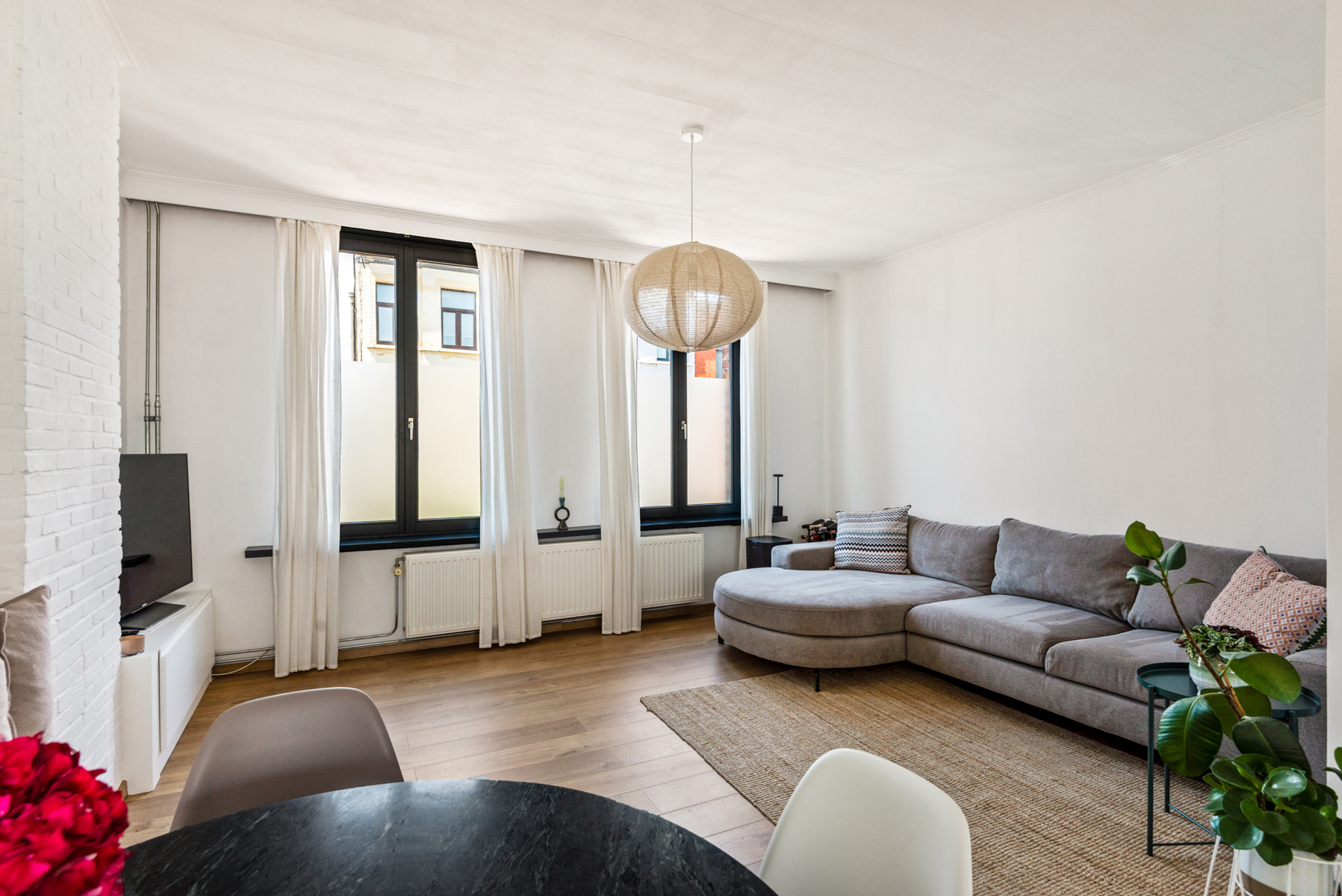 Een verrassend ruime woning met garage en zonnige koer - foto 4
