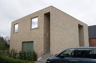 Modern energiezuinig appartement met 2 slaapkamers en groot terras met landelijk zicht, eigen autostaanplaats.Indeling: inkomhal met (gasten)toilet,...
