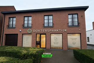 Bent u op zoek naar een representatieve en energiezuinige kantoorruimte met uitstekende zichtbaarheid? Dan is deze instapklare kantoorruimte van 95 m², gelegen op een prominente hoekligging in Veldegem, precies wat u zoekt.<br /><br />De praktische indeling omvat:<br /><br />Drie afzonderlijke kantoorruimtes<br /><br />Een ruime gemeenschappelijke kantoorruimte<br /><br />Een aparte ontvangstruimte voor een professionele ontvangst van klanten<br /><br />Een ingerichte keuken<br /><br />Een afzonderlijk toilet<br /><br />Dankzij het EPC-label A geniet u van een uiterst energiezuinig kantoor met lage energiekosten en een duurzame uitstraling. Bovendien is er parkeergelegenheid vlak voor de deur, wat het comfort voor zowel medewerkers als bezoekers aanzienlijk verhoogt.<br /><br />Deze veelzijdige ruimte is uitermate geschikt voor vrije beroepen en diverse professionele activiteiten. Denk onder meer aan een dokterspraktijk, tandartspraktijk, kinesitherapie, logopedie, psycholoog, diëtist, consultancy, administratieve dienstverlening of andere ondernemingen.<br /><br />Kortom, een unieke opportuniteit voor wie professioneel wil ondernemen in een comfortabele, moderne en goed bereikbare werkomgeving.<br /><br />Huurprijs: € 950 per maand + € 25 provisie voor de nutsvoorzieningen.<br /><br />Interesse? Contacteer ons vandaag nog en plan vrijblijvend uw bezoek. Ontdek zelf de vele mogelijkheden die deze prachtige kantoorruimte te bieden heeft!