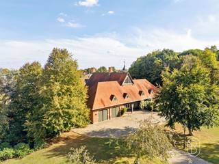 Te koop: karaktervol landhuis op ca. 5.000 m² in DeerlijkIn een groene en rustige omgeving in Deerlijk bevindt zich dit karaktervolle landhuis op een royaal perceel van ca. 5.000 m². Met een bewoonbare oppervlakte van ca. 377 m², veel privacy en tal van mogelijkheden combineert deze eigendom comfortabel wonen met ruimte voor professionele activiteiten.Wat maakt deze eigendom uniek?De woning beschikt over royale leefruimtes met grote raampartijen, waardoor natuurlijk licht en het omliggende groen overal aanwezig zijn. Warme houten vloeren, kwalitatief houtwerk en karaktervolle schouwen geven het interieur een tijdloze uitstraling. Met 4 ruime slaapkamers, een badkamer en een grote polyvalente ruimte biedt de woning bijzonder veel flexibiliteit. Deze extra ruimte leent zich uitstekend als kantoor, praktijk, hobbyruimte of voor andere professionele of private doeleinden.Buiten geniet u van een prachtig groen perceel van ca. 5.000 m², waar mature beplanting voor rust en privacy zorgt. Twee ruime garages bieden volop plaats voor wagens en opslag. Daarnaast is er ruime parkeergelegenheid, wat een belangrijke troef vormt wanneer wonen en werken gecombineerd worden.Voor wie is dit ideaal?Ideaal voor iedereen die op zoek is naar een karaktervolle eigendom met veel privacy én mogelijkheden voor wonen en werken.Te koop via Immo Beguin, jouw vastgoedexpert sinds 2009, met kantoren in Ronse, Waregem, Kortrijk, Deinze, Doornik, Lessines, Moeskroen en Nieuwpoort.