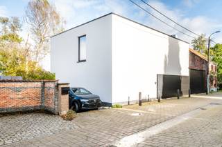 Op zoek naar een recente en energiezuinige woning met alle comfort, vlak bij het Zeekanaal? Deze eigentijdse woning staat op een ruim perceel van 1021 m² en biedt een unieke combinatie van rust, ruimte en moderne technieken.<br /><br /><u><strong>Comfort &amp; energiezuinigheid</strong></u><br />De woning is uitgerust met vloerverwarming op alle verdiepingen, aangestuurd door een warmtepomp lucht-water die in de zomer ook kan koelen. Dankzij de 17 zonnepanelen, ventilatiesysteem type D en aluminium driedubbele beglazing woon je hier niet alleen comfortabel, maar ook bijzonder energie-efficiënt.<br />Een regenwaterput van 10.000 liter, alarmvoorziening en een laadpaal maken het plaatje compleet.<br />Wil je later een gashaard in de woonkamer? De aansluiting werd alvast voorzien.<br />Hoewel de woning recent en technisch volledig up-to-date is, vraagt ze nog wat afwerkingsliefde — ideaal voor wie graag de laatste persoonlijke toets aanbrengt.<br /><br /><u><strong>Indeling</strong></u><br />Op het gelijkvloers bevindt zich een gezellige woonkamer met open keuken en aansluitende berging, een inpandige garage en een ruime buitenberging.<br />Boven vind je drie slaapkamers, een ruime badkamer en een aangename overloop met zicht op de tuin, ideaal als bureau of leeshoek.<br /><br /><u><strong>Ligging</strong></u><br />De woning ligt in een rustige straat op wandelafstand van de Schelde – perfect voor wie houdt van natuur, wandelen of fietsen.<br /> 