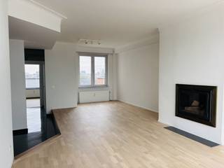 <p><span>In het centrum van Antwerpen, aan de Amerikalei, bevindt zich deze </span><span>unieke penthouse appartement</span><span>. </span></p><p><span>Het appartement gelegen op de 8ste en bovenste verdieping, en is voorzien van </span><span>royale terrassen met een 360° </span><span>uitzicht over heel Antwerpen. </span></p><p><span>De indeling van het appartement is doordacht en hedendaags. Bij binnenkomst betreedt u via een royale inkomhal met ingemaakte kasten. Deze staat in verbinding met de open en </span><span>lichtrijke leefruimte</span><span>. In de leefruimte is plaats voor een gezellige zit- en eethoek te creëren. De </span><span>uitgeruste keuken</span><span>, is volledig ingebouwd en voorzien van oven, ijskast met diepvries, kookplaat en vaatwasser. Aansluitend vinden we de berging terug, met wasmachine en droogkast. Verder beschikt het appartement over 3 ruime slaapkamers, waarvan één van de kamers is uitgerust met dressingkast. Vervolgens is er nog een ruime badkamer, met inloopdouche en badkamermeubel. Tot slot beschikt de penthouse nog over een apart gastentoilet. Als kers op de taart vinden we de 2 royale terrassen terug. </span></p><p><span>Optioneel kan een parkeerplaats gehuurd worden. </span></p><p><span>Bijzonderheden</span></p><ul><li><span>Unieke penthouse in het centrum van Antwerpen</span></li><li><span>Provisie van 200€/maand (incl. verwarming en water)</span></li><li><span>Mogelijkheid tot het huren van een autostaanplaats </span></li><li><span>Ruime terrassen met panoramisch uitzicht over Antwerpen</span></li><li><span>Kelderberging aanwezig</span></li></ul><p><span> </span></p><p><span>Kortom</span><span>: een unieke penthouse waar ruimte, rust, comfort samenkomen.</span></p><p><span> </span></p><p><span>Bent u op zoek naar een uniek appartement in het hartje van Antwerpen? Neem dan gerust contact op via <span>thomas.humblet@urbainvastgoed.be</span></span><span> of bel 03 501 97 16 voor meer informatie of een bezoek.</span></p><p><span> </span></p>
